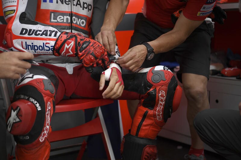 MotoGP Malesia, Lorenzo: "Il dolore è forte, valuterò”