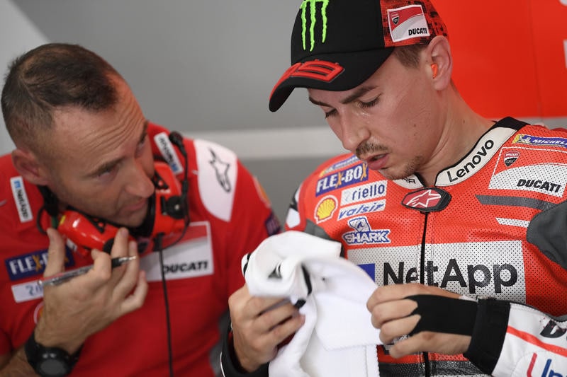 Lorenzo si arrabbia con Dovi:”E' solo un campione del mondo della 125”