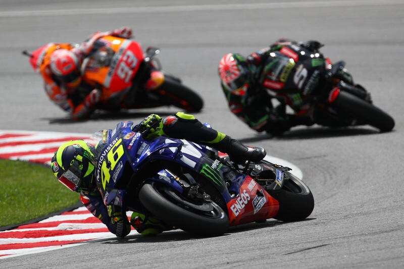 Motogp, dal 2019 cambiano le regole: novità su freni, caschi e multe