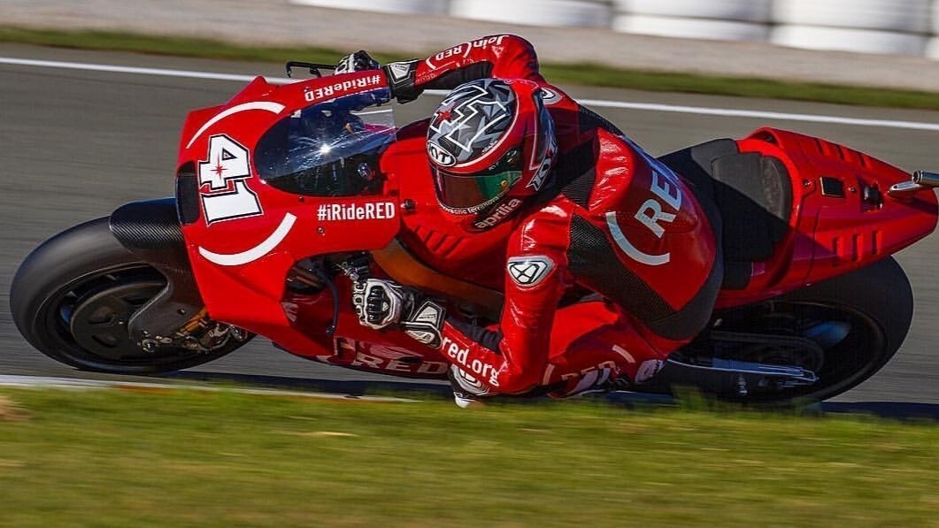 Aprilia scende in pista a Valencia con la livrea (RED)