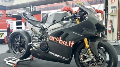 SBK, la prima uscita della Panigale V4R - VIDEO