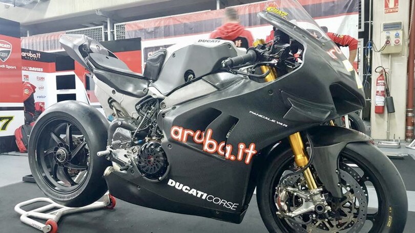 SBK, la prima uscita della Panigale V4R - VIDEO
