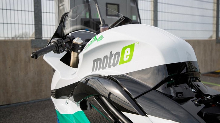 Griglia di partenza al completo per la Motoe