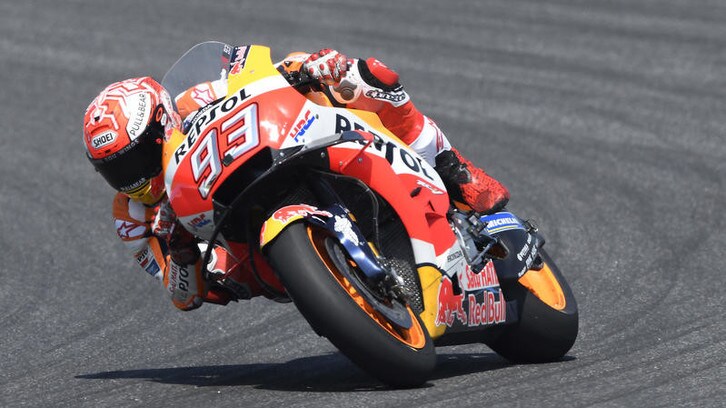 MotoGP Valencia day 1: il miglior tempo sul bagnato è di Marquez