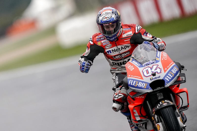 MotoGP Valencia, gara: Dovi più forte della pioggia