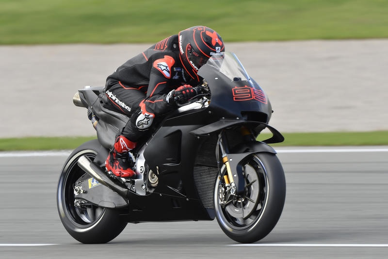 Test Valencia: Lorenzo, sfida a Marquez in sella alla Honda - FOTO