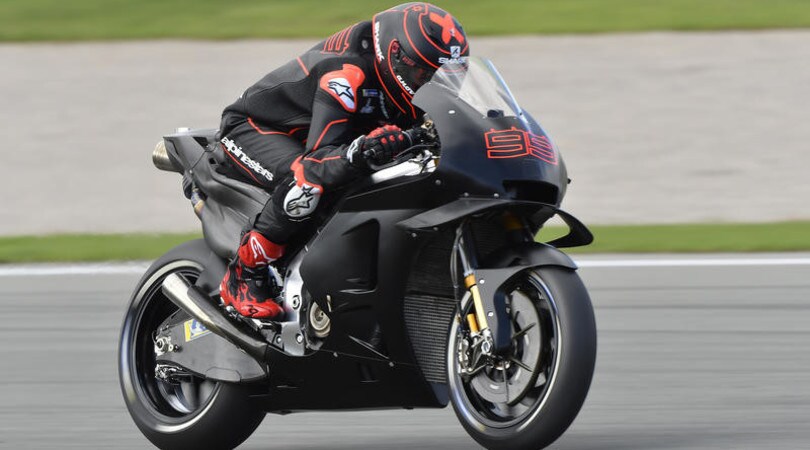 Test Valencia: Lorenzo, sfida a Marquez in sella alla Honda - FOTO