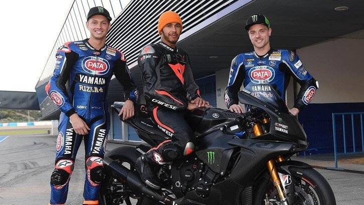 Hamilton a Jerez prova la Yamaha R1: caduta senza conseguenze