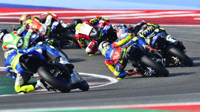 Yamaha R3 Cup: si replica