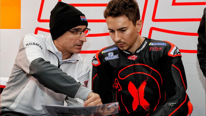 MotoGP: le foto inedite di Lorenzo al box Honda - LE FOTO