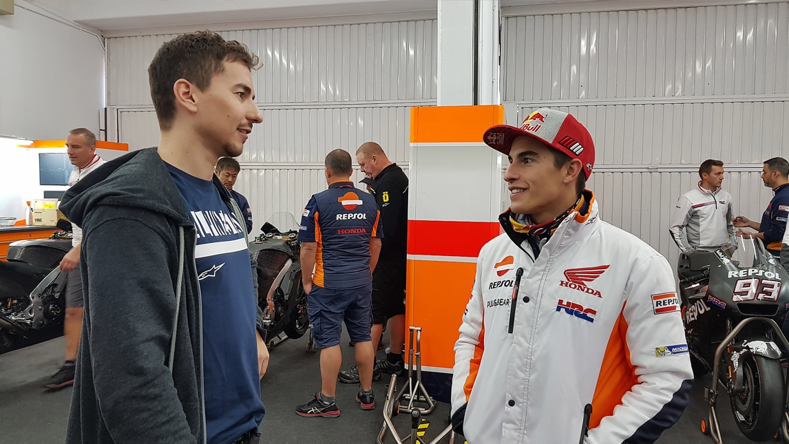 MotoGP: le foto inedite di Lorenzo al box Honda