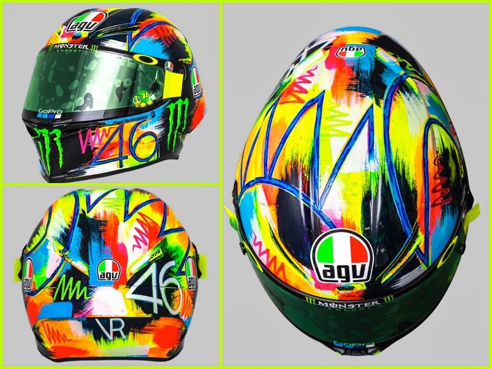 Rossi con un casco dalle grafiche fluo - le FOTO