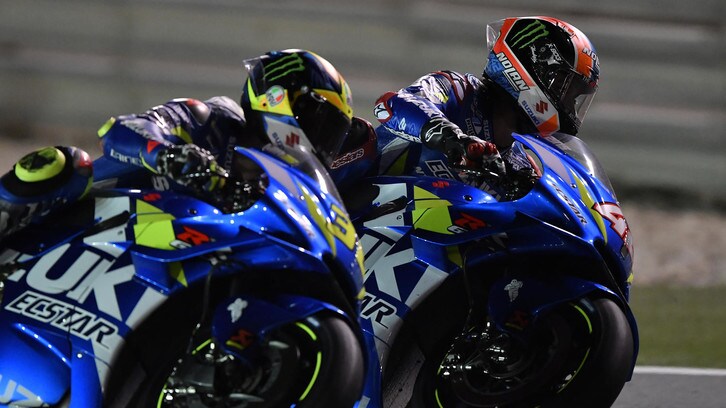 Niente podio per Suzuki, ma in Qatar tiene viva la gara
