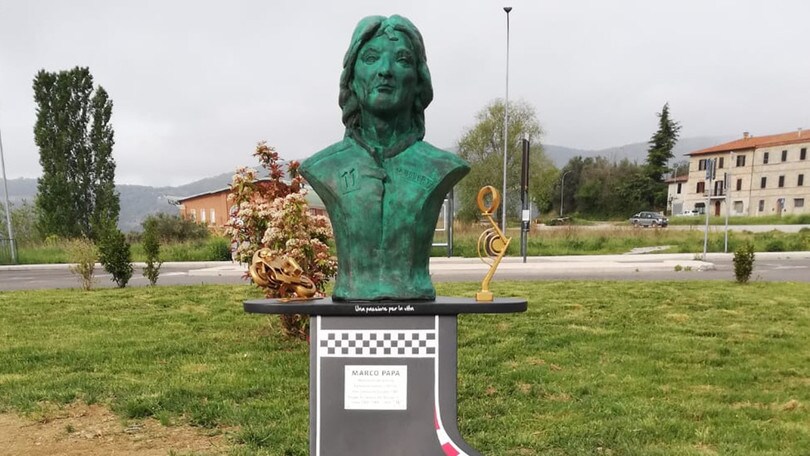 Una statua in memoria del pilota Marco Papa