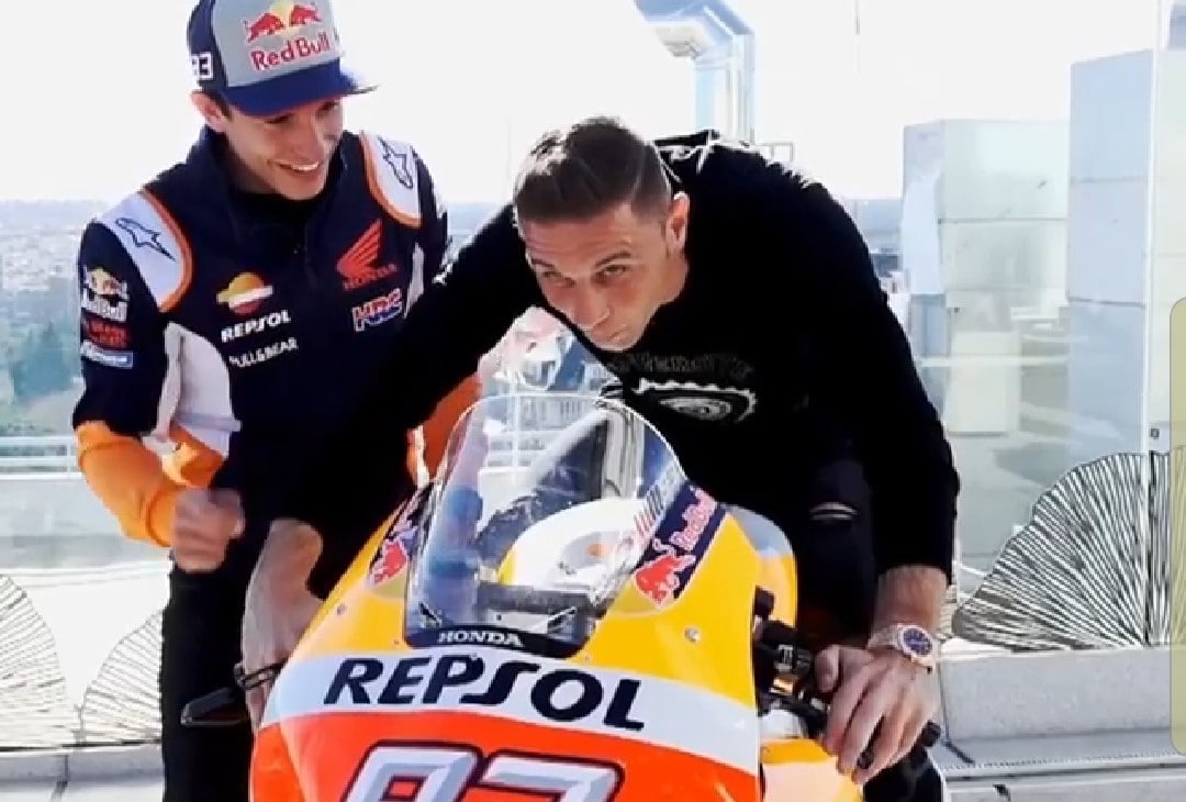 Marquez fa “provare” la sua Honda al calciatore Joaquin Sanchez