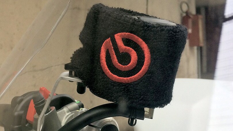 MotoGP: a cosa serve la ‘spugnetta’ rubata dal commissario