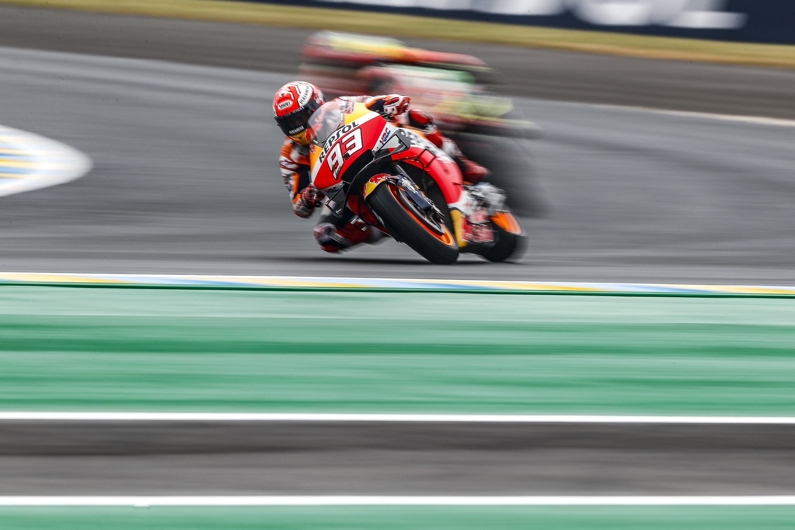 Gara MotoGP Le Mans, domina Marquez ma la Ducati c'è