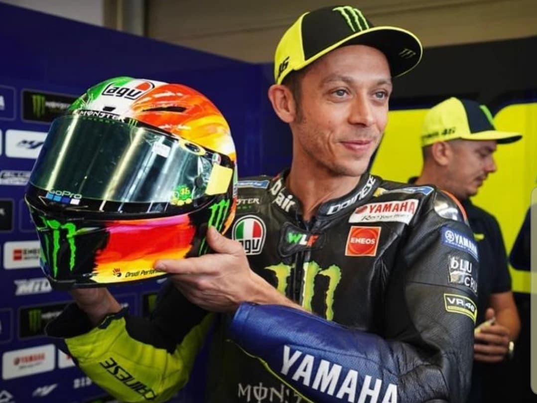 Spunta il tricolore sul casco di Vale per il Mugello - le FOTO