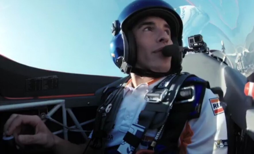 Marquez prende il volo: da pilota di moto a pilota di aerei