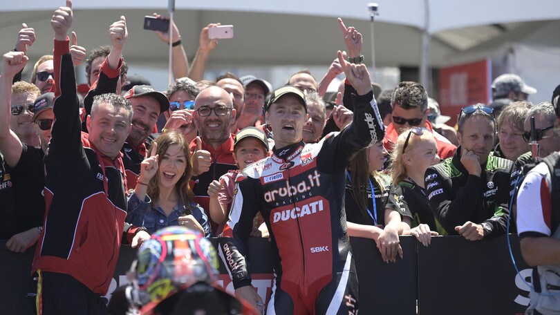 SBK Laguna Seca: Chaz Davies si prende gara2