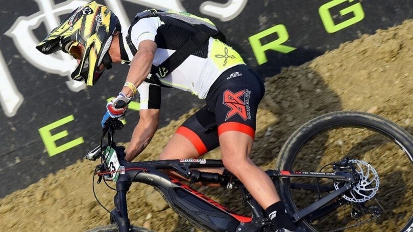 Marco Melandri si diverte con la E-XBike a Imola