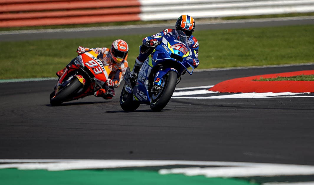 MotoGP Silverstone, gara: Rins beffa Marquez, Dovi ko