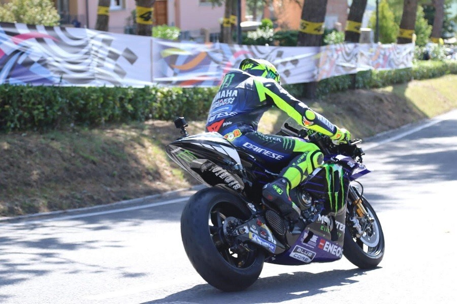 Valentino pazzo e romantico: a Misano con la M1 partendo da Tavullia