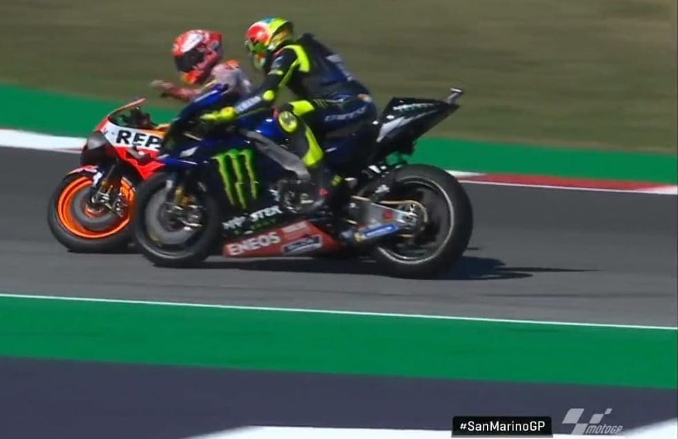 Rossi-Marquez è di nuovo bagarre in pista con un episodio dubbio