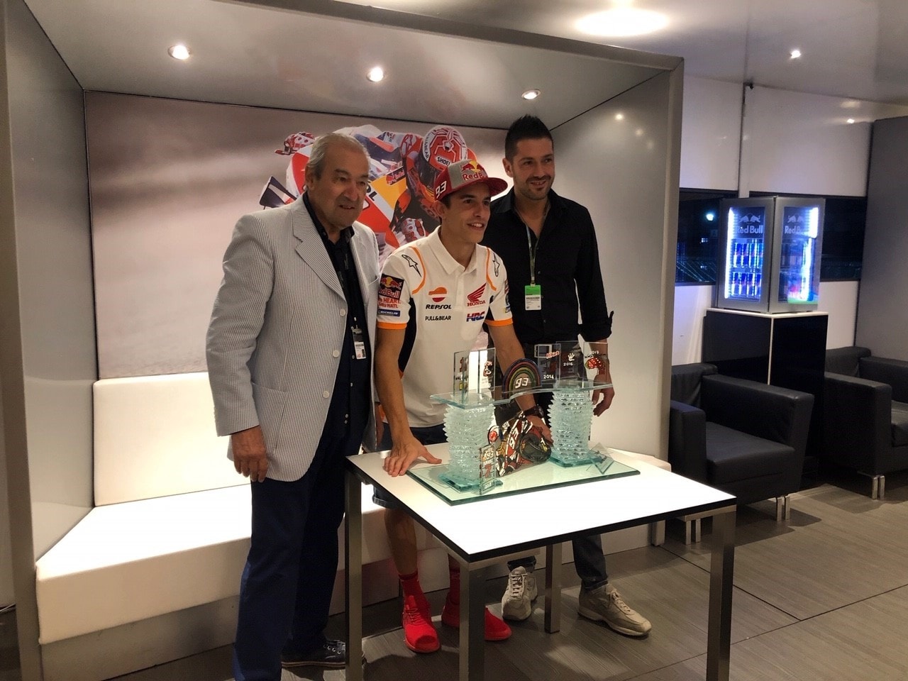 Gli italiani “coccolano” Marquez con un trofeo dedicato ai suoi 7 titoli