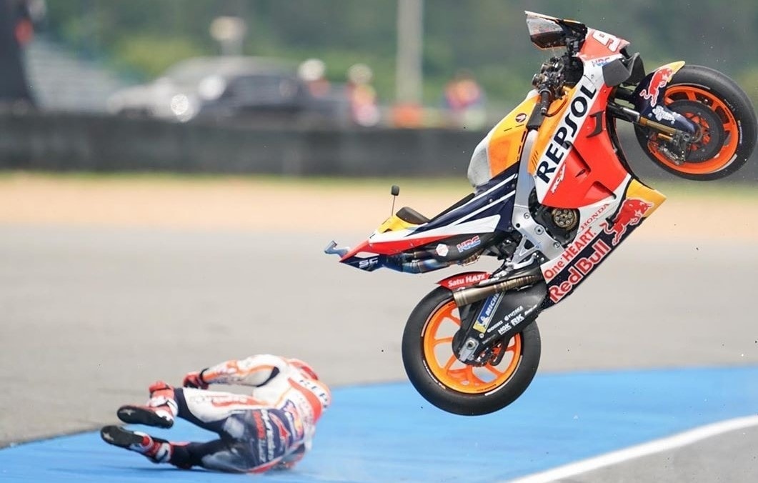 Brutta caduta per Marquez a Buriram: moto distrutta ma pilota ok