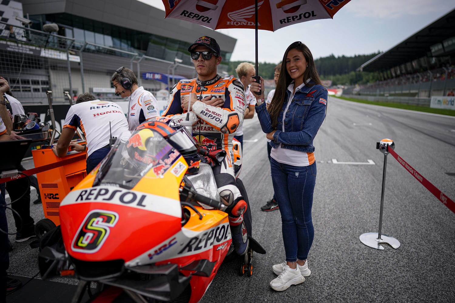 Bradl su Lorenzo: "Non sa da dove cominciare con la moto”