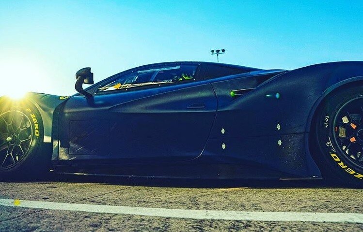 Valentino Rossi di nuovo su una Ferrari, ma stavolta in buona compagnia