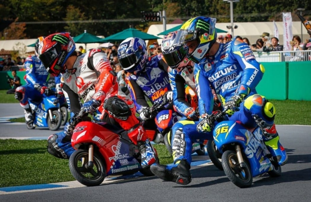 Dal Giappone gli scatti più curiosi dei piloti della MotoGP