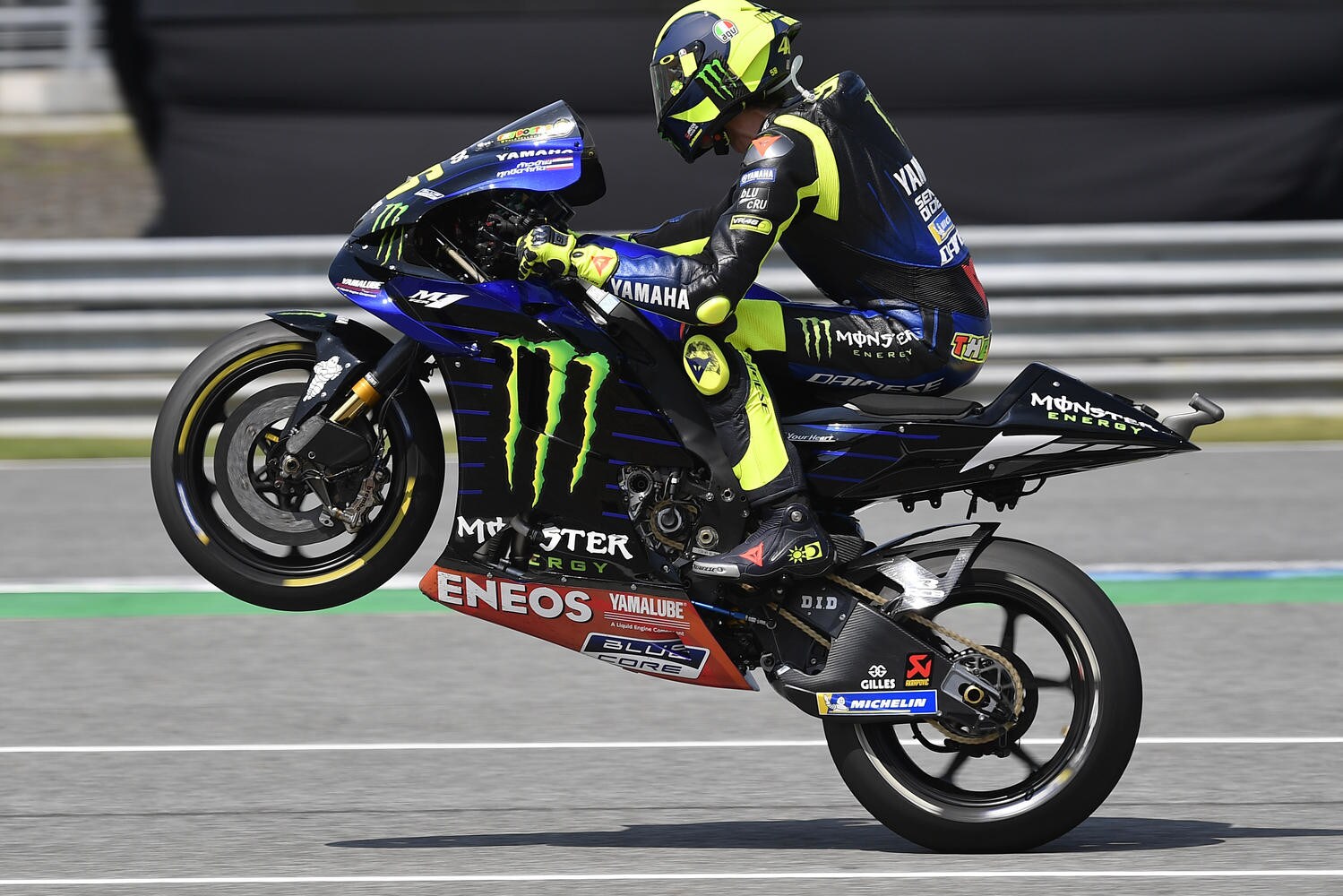 Rossi cambia stile e passa alla frenata a due dita