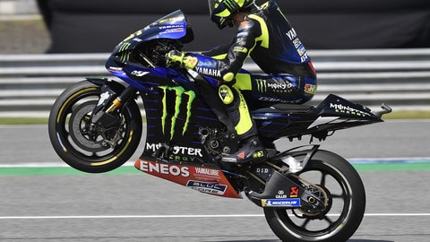 Rossi cambia stile e passa alla frenata a due dita