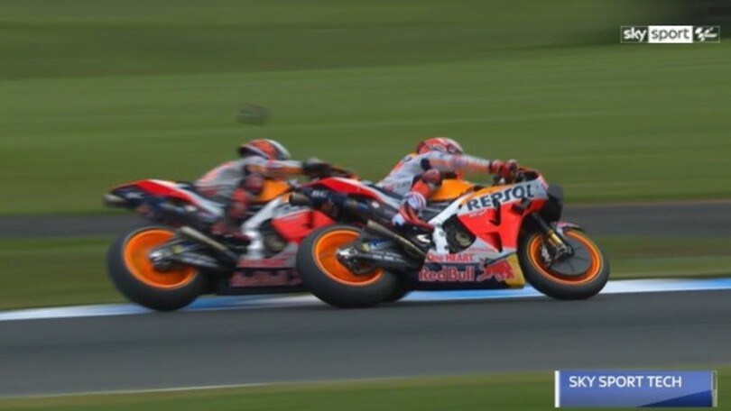 MotoGP Phillip Island, il contatto Lorenzo-Marquez - LE FOTO