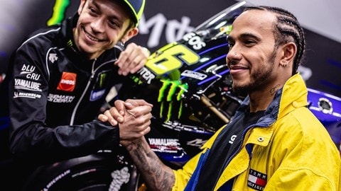 Valentino Rossi sulla Mercedes di Hamilton