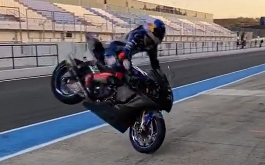 Toprak fa lo stuntman con la Yamaha R1