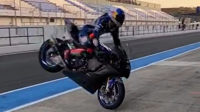 Toprak fa lo stuntman con la Yamaha R1