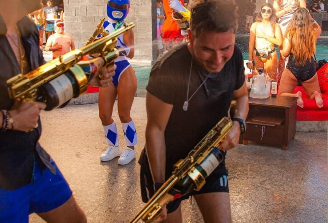 Jorge Lorenzo battaglia a suon di spruzzi di champagne - VIDEO