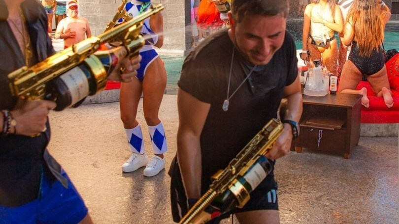 Jorge Lorenzo battaglia a suon di spruzzi di champagne - VIDEO