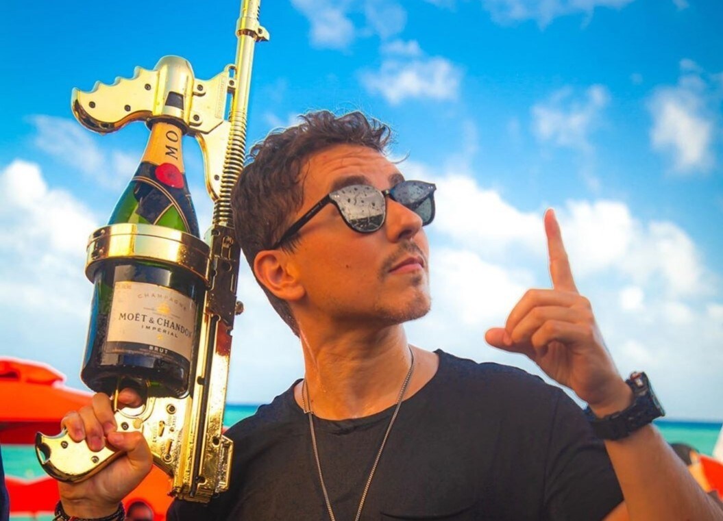 Lorenzo in vacanza "combatte" a suon di spruzzi di champagne - FOTO