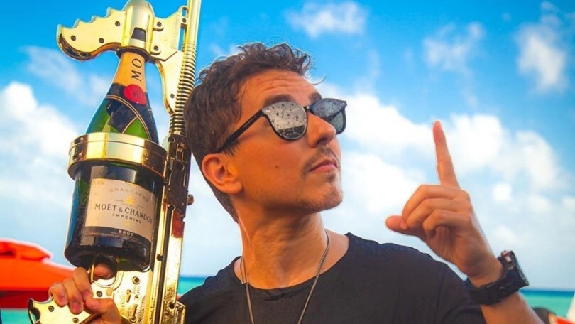 Lorenzo in vacanza "combatte" a suon di spruzzi di champagne - FOTO