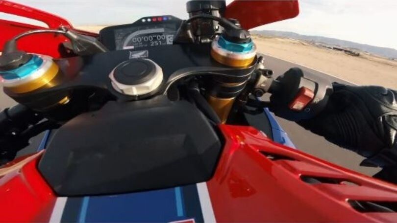 L'urlo della CBR 1000 RR-R: la Fireblade in pista ad Almeria