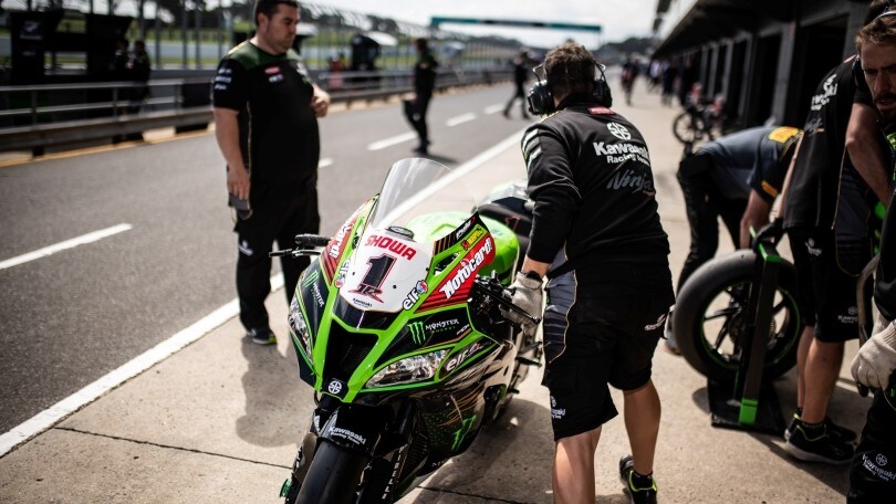 Il team Kawasaki in azione a Phillip Island - FOTO