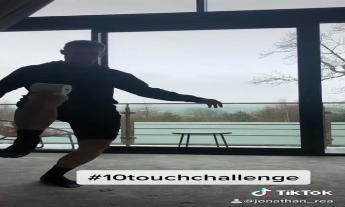 Rea palleggia con la carta igienica per il #10touchchallenge