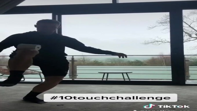 Rea palleggia con la carta igienica per il #10touchchallenge