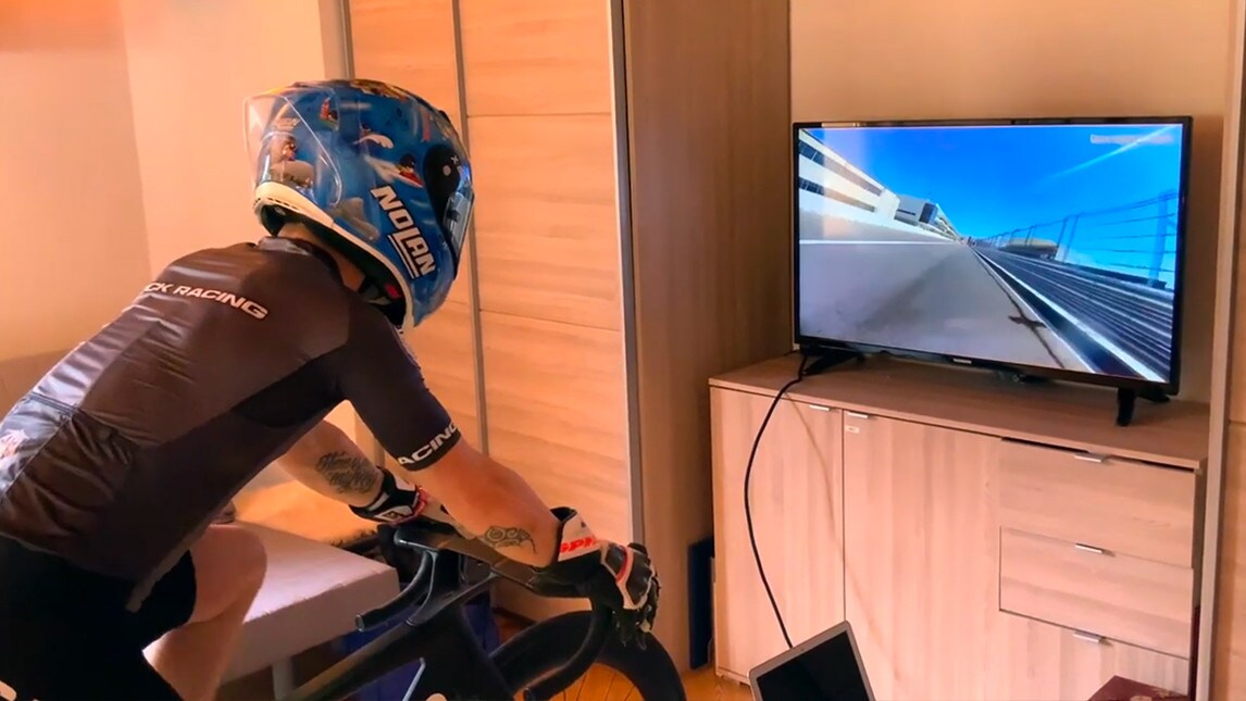 La quarantena di Melandri con il simulatore MotoGP - Il video