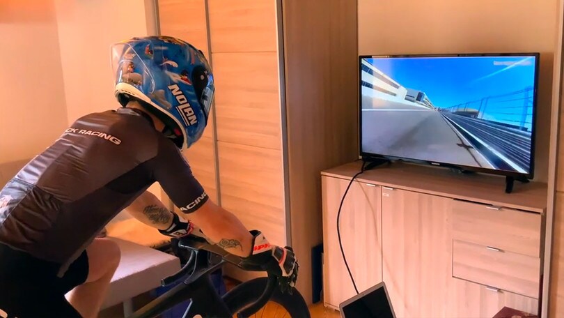 La quarantena di Melandri con il simulatore MotoGP - Il video