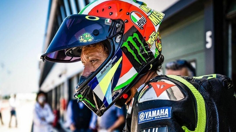 Rossi in pista, con la R1, tra i tornanti di Misano - FOTO